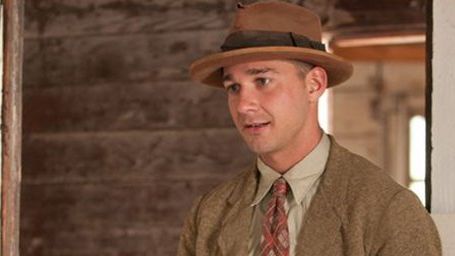 image de la news Nouvelle "folie" de Shia LaBeouf : il court autour d'un musée en collants violets !