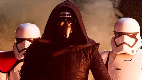 image de la news Star Wars 7: une nouvelle photo de Kylo Ren sabre laser au poing