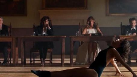 image de la news César 2016 : bas résille, saut de l'ange... Florence Foresti parodie Flashdance 