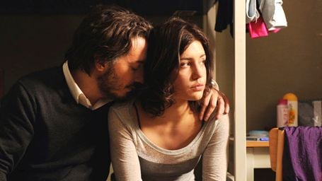 Eperdument:  Adèle Exarchopoulos et Guillaume Gallienne s'aiment et se déchirent dans une bande-annonce intense 