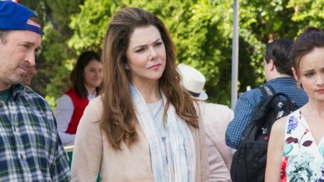 image de la news Gilmore Girls : Le plein de photos à un mois du retour de la série culte !
