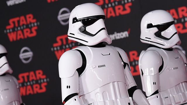 image de la news Star Wars - Les Derniers Jedi : stormtroopers, droïdes et Jedi à l'avant-première américaine