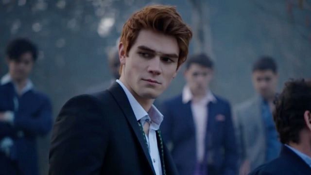 image de la news Riverdale saison 4 : Archie et sa mère en deuil sur la photo du premier épisode