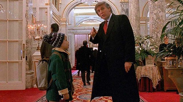 image de la news Maman, j'ai encore raté l'avion sur TMC : avez-vous repéré Donald Trump ?  