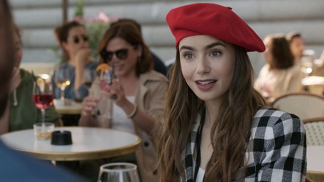image de la news Emily in Paris sur Netflix : début de tournage pour la saison 2, où pourrez-vous croiser les acteurs ?