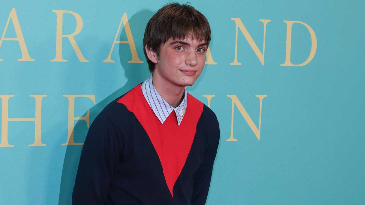 Son père a 1 Oscar et a joué dans l'une des meilleures séries du XXIe siècle : qui est ce jeune acteur qui fait face à Jenna Ortega dans Klara et le soleil ?