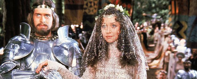 Nigel Terry e Cherie Lunghi como Arthur e Guinevere