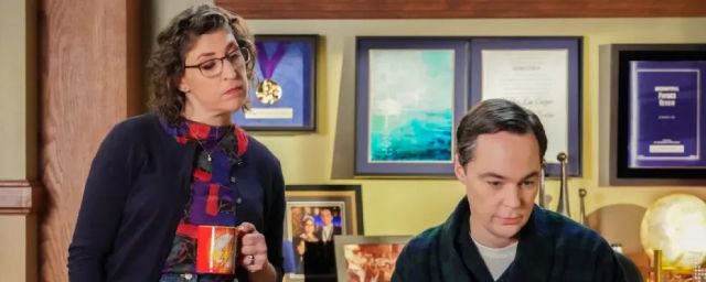 Sheldon Cooper et Amy Farrah Fowler dans le final de Young Sheldon
