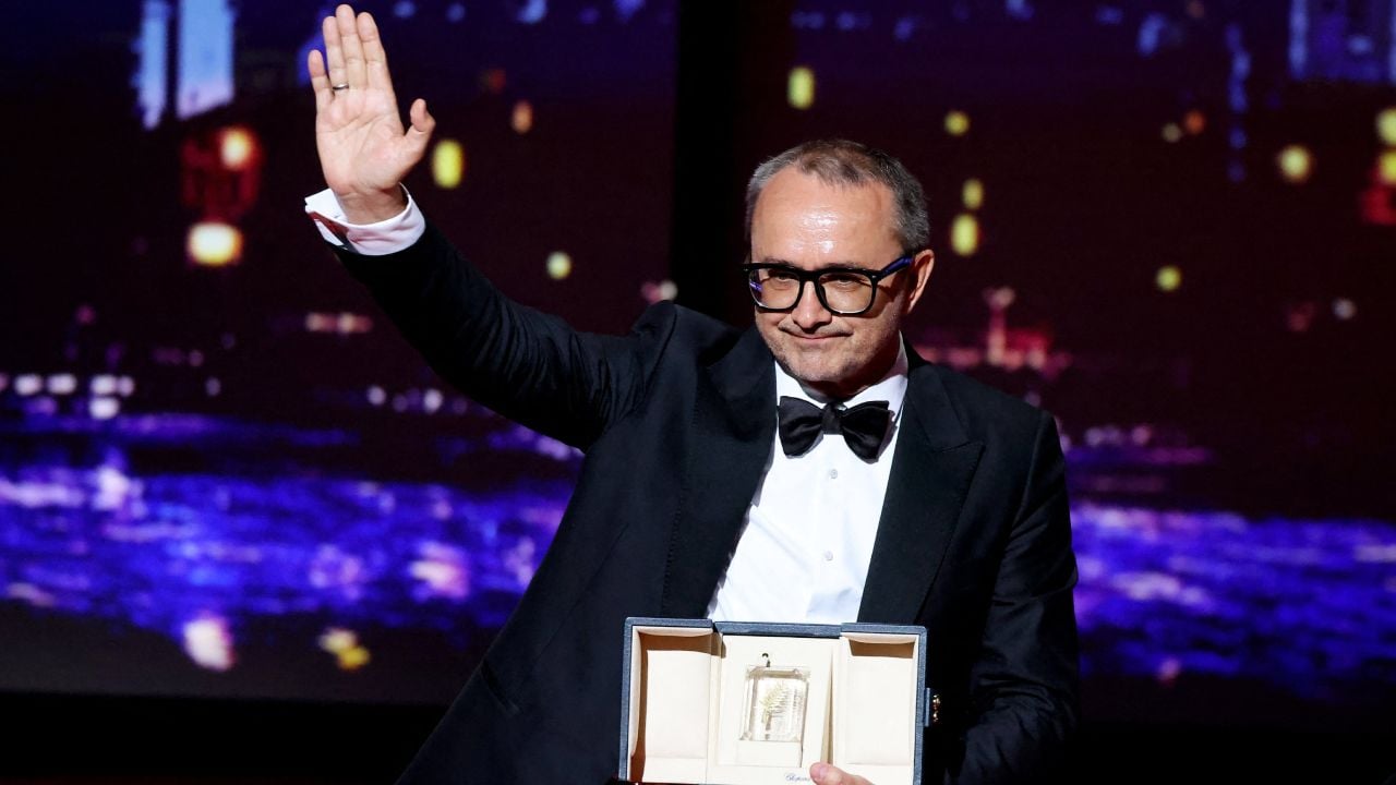 Andreï Zviaguintsev sur la scène du Grand Théâtre Lumière, le soir de la cérémonie de clôture au 79e Festival de Cannes, le 23 mai 2026.