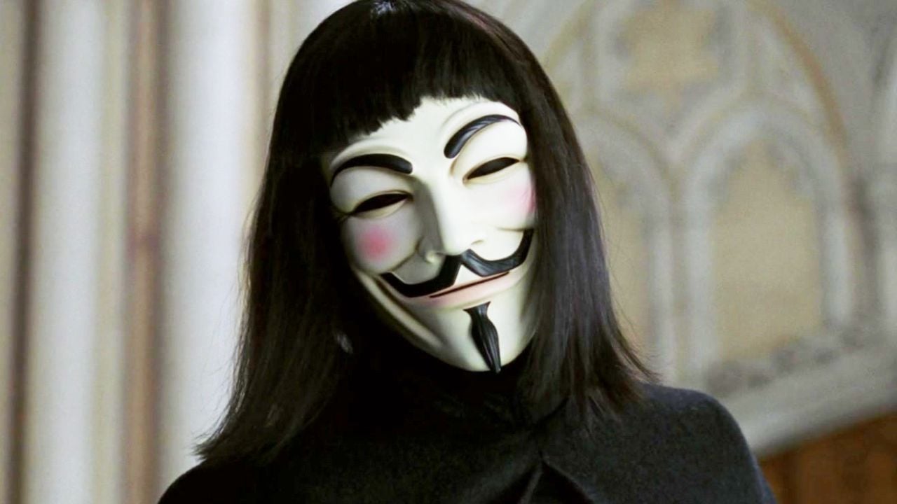 "Il était perturbé par..." : 20 ans après, on sait enfin pourquoi Hugo Weaving a remplacé cet acteur dans le rôle culte de V pour Vendetta