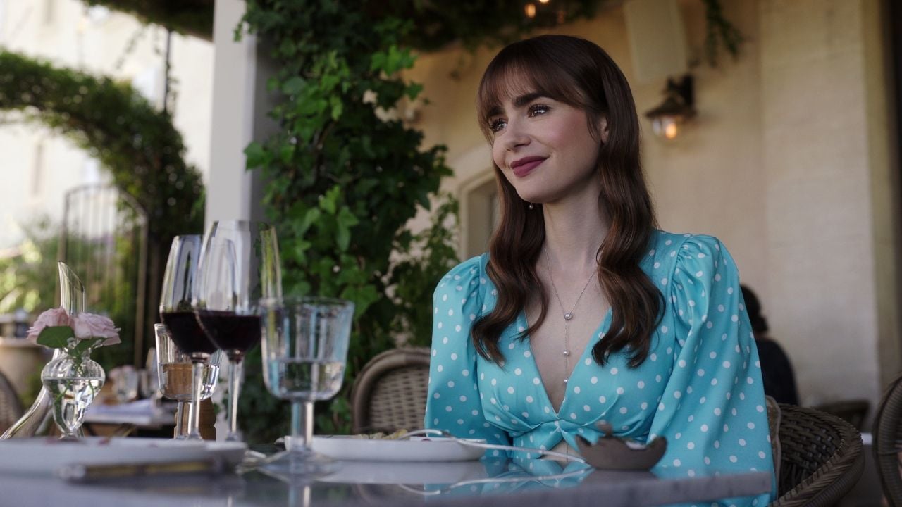 Emily, à la table d'un 