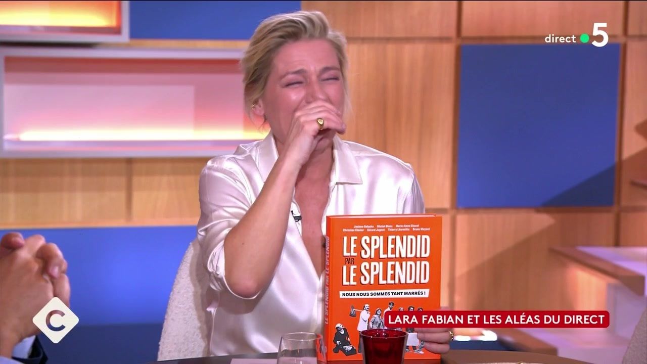 C à vous : petit accident vestimentaire pour Lara Fabian… Anne-Elisabeth Lemoine en fou rire