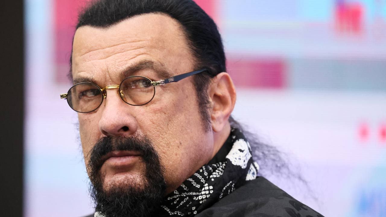 “J’ai dit non et il s’est barré” : cette célèbre animatrice télé a fait une rencontre improbable avec Steven Seagal !