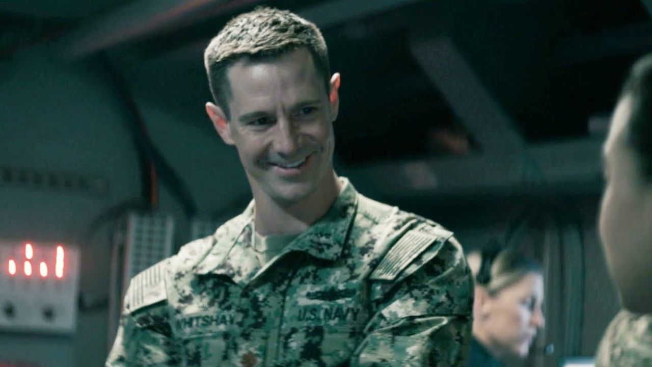 Jason Dohring dans SEAL Team. 