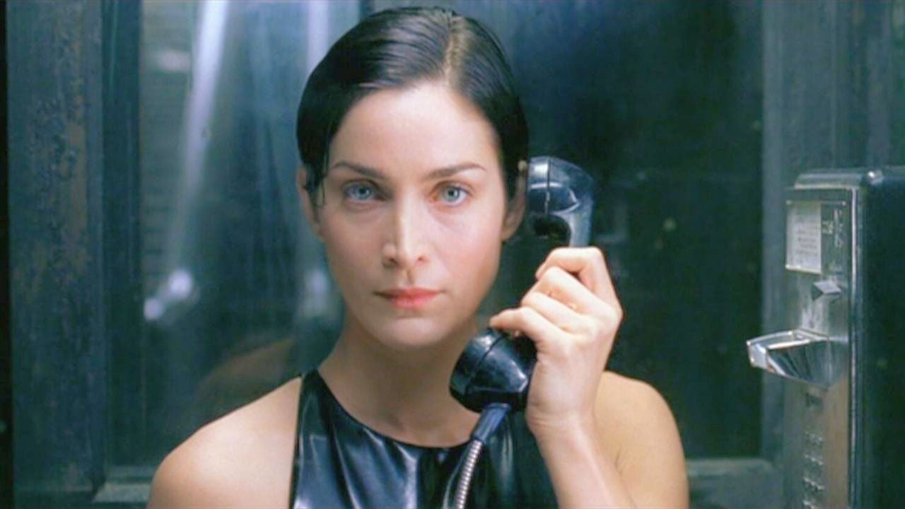 27 ans après Matrix, Carrie-Anne Moss dans un thriller fantastique avec la révélation de Heated Rivalry. et la série arrive le 23 octobre prochain ! - News Séries
