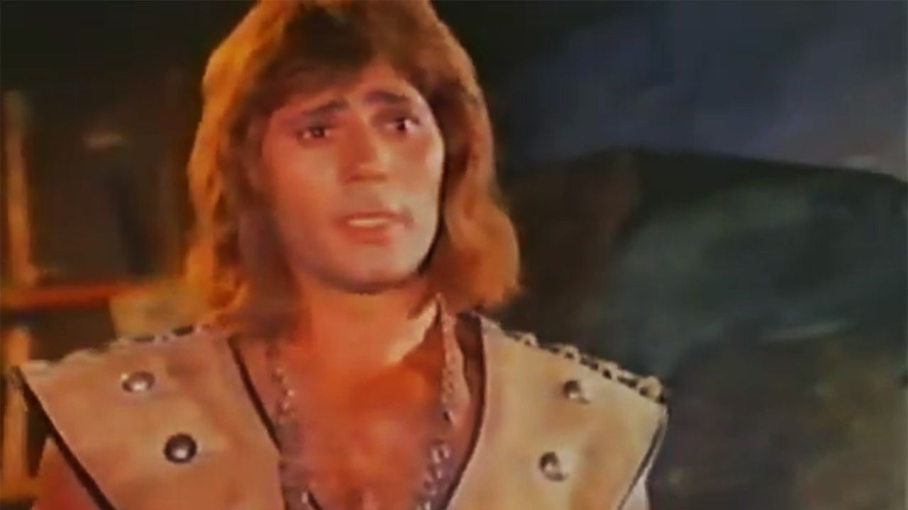 Le héros (notez comme sa veste rappelle celle du Hercule de Kevin Sorbo - un hommage ?)