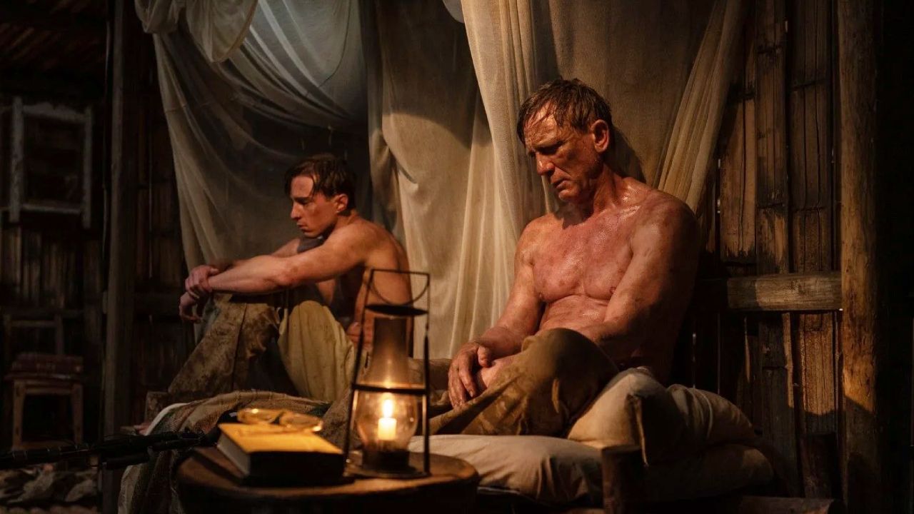 Drew Starkey et Daniel Craig dans 