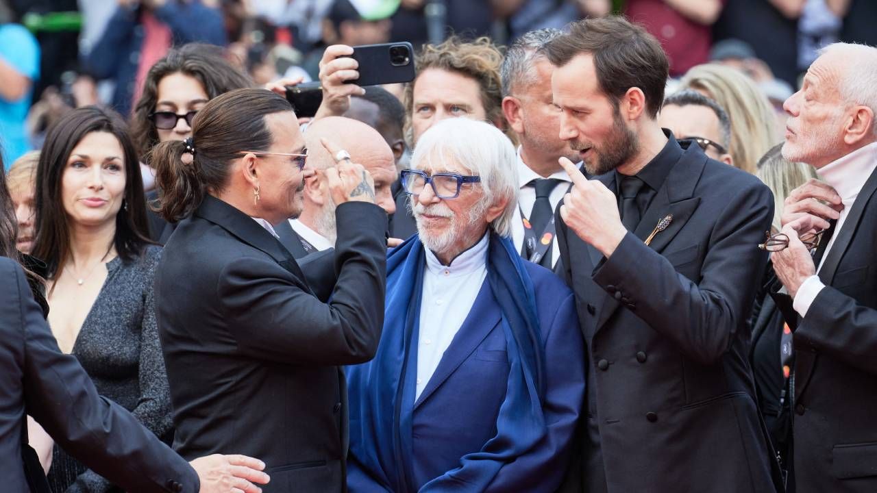 Johnny Depp et Benjamin Lavernhe, complices, sur le tapis rouge de Jeanne du Barry à Cannes