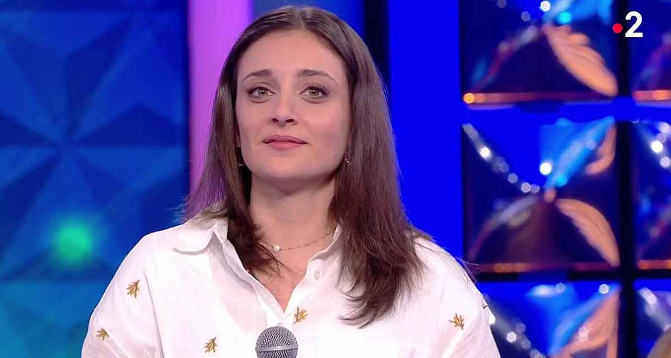 Charlotte ancienne Maestro éliminée par Mélanie dans N'oubliez pas les paroles.