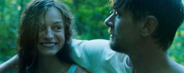 Emma Corrin et Jack O'Connell dans 