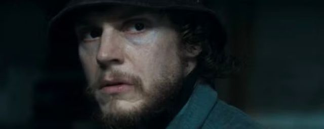 Un Evan Peters sauvage apparaît !