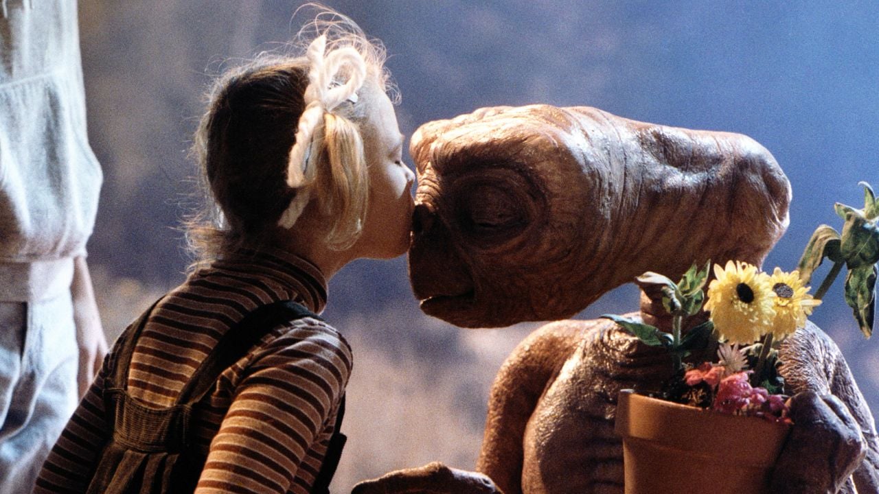 ‘ET Has 8 Assistants’: How Spielberg kept the magic alive for a young Drew Barrymore on set