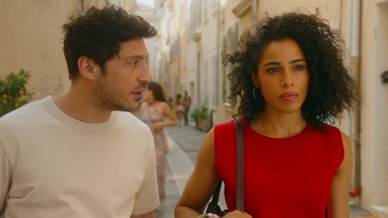 Le capitaine Beauvois (Jordi Le Bolloc'h) et Justine (Prudence Leroy)