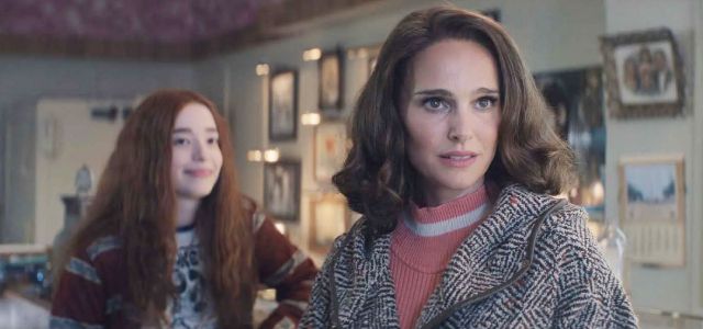 Mikey Madison et Natalie Portman dans 