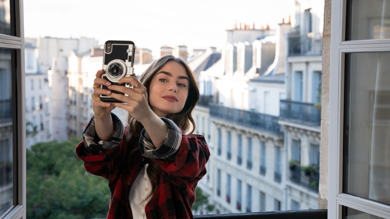 Emily à la fenêtre de son appartement place de l'Estrapade