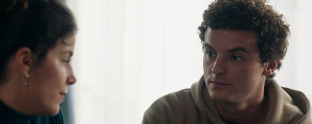 David (Téo Lacaze) retrouve Roxane, sa sœur.