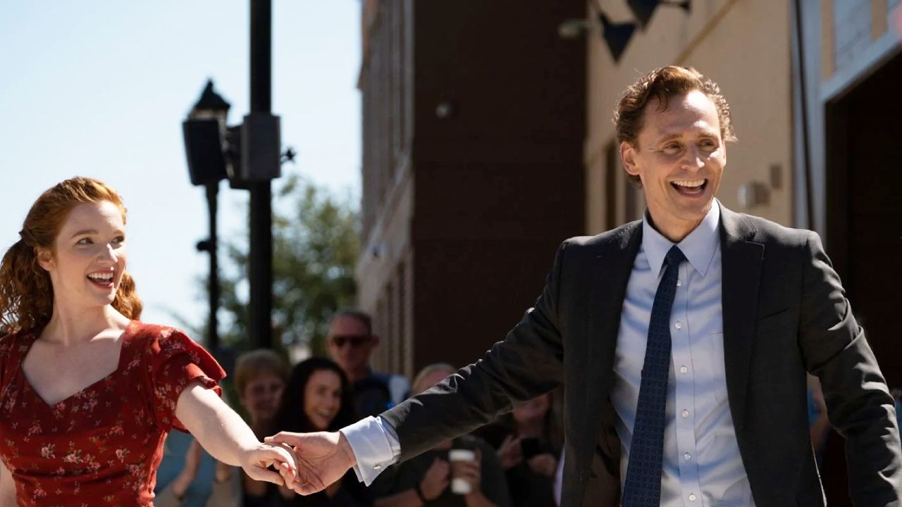 Annalise Basso et Tom Hiddleston dans 