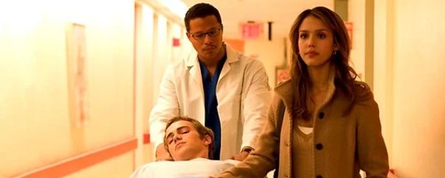 Jessica Alba et Terrence Howard jouent aussi dans Awake.