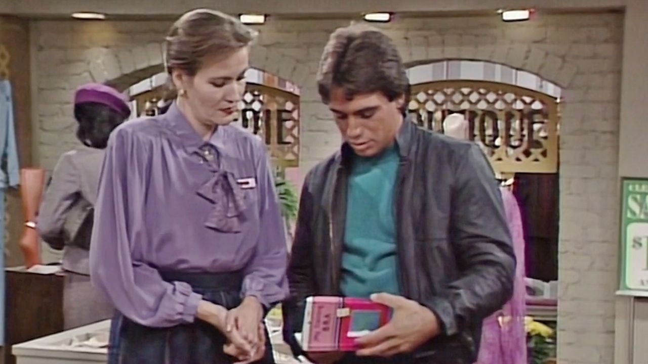 Tony en difficulté pour choisir un soutien-gorge à sa fille