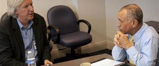 Cameron en pleine discussion avec Charlie Bolden, l'administrateur de la NASA.