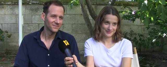 Benjamin Lavernhe et Rebecca Marder au micro d'AlloCiné