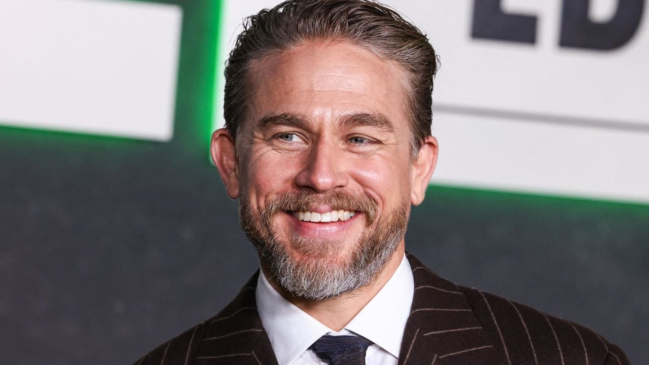 La méthode révolutionnaire de Charlie Hunnam pour décompresser sur le tournage de cette série Netflix déconseillée aux moins de 16 ans !