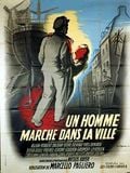 Un Homme marche dans la ville streaming gratuit