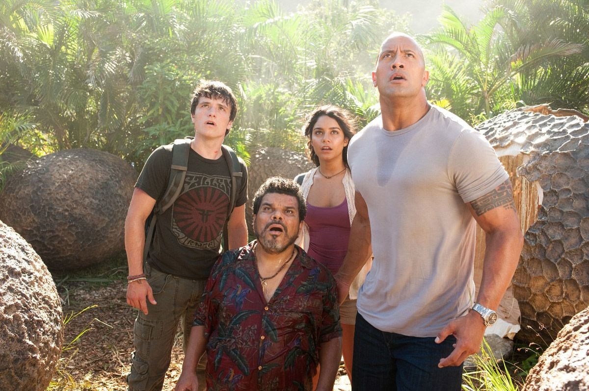 Actrice Voyage Au Centre De La Terre 2 Photo de Vanessa Hudgens - Voyage au centre de la Terre 2 : L'île  mystérieuse : Photo Brad Peyton, Dwayne Johnson, Josh Hutcherson, Luis  Guzmán, Vanessa Hudgens - AlloCiné