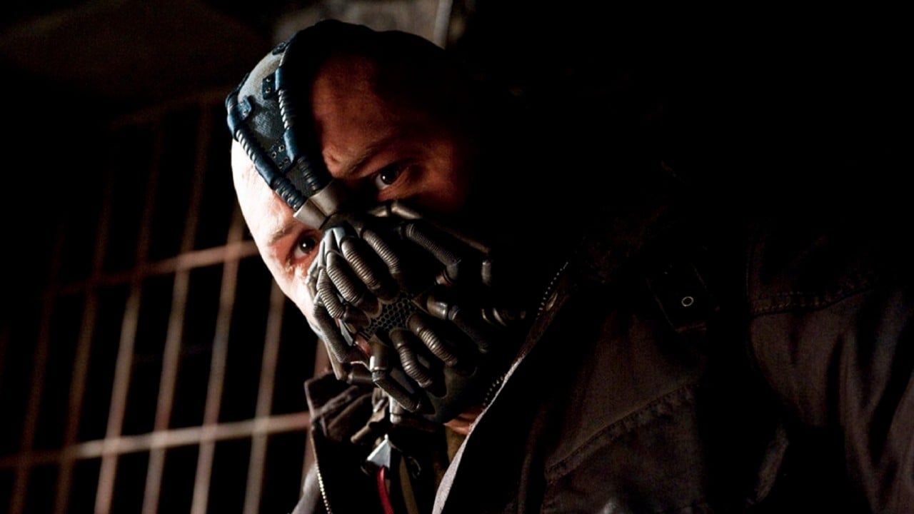 Batman The Dark Knight Rises : comment Tom Hardy a-t-il trouvé la voix de  Bane ? - Actus Ciné - AlloCiné