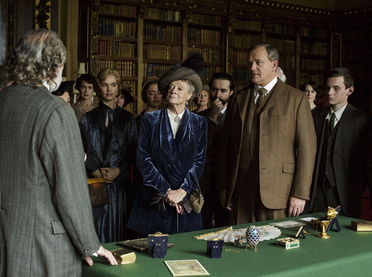 Photo De Maggie Smith Downton Abbey Photo Lily James Hugh Bonneville Maggie Smith Photo