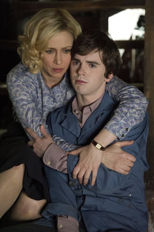 Vera Farmiga Films Et Programmes Tv Photo de Vera Farmiga - Photo Freddie Highmore, Vera Farmiga - AlloCiné