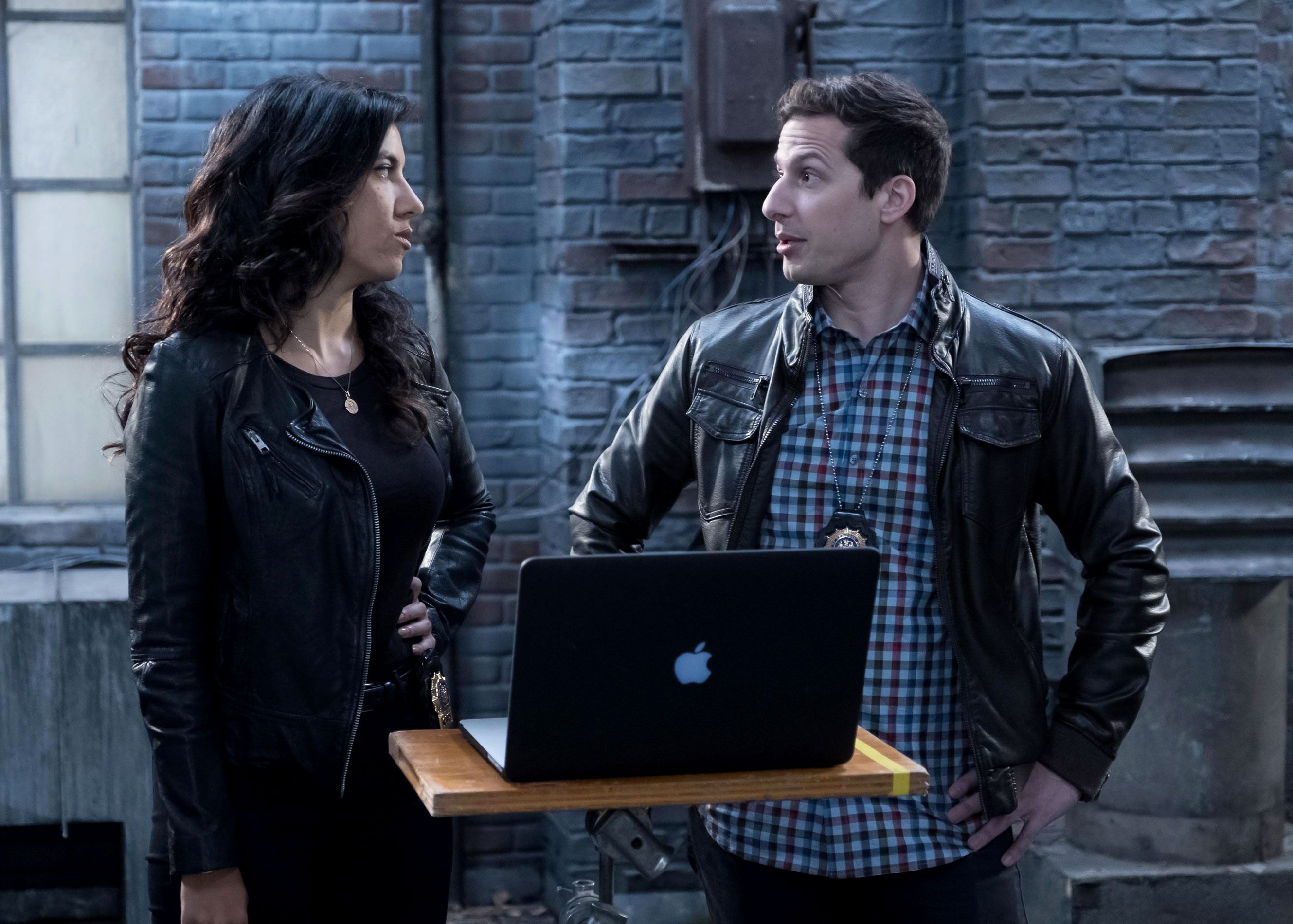 Brooklyn Nine-Nine : Photo Andy Samberg, Stephanie Beatriz - 298 Sur ...