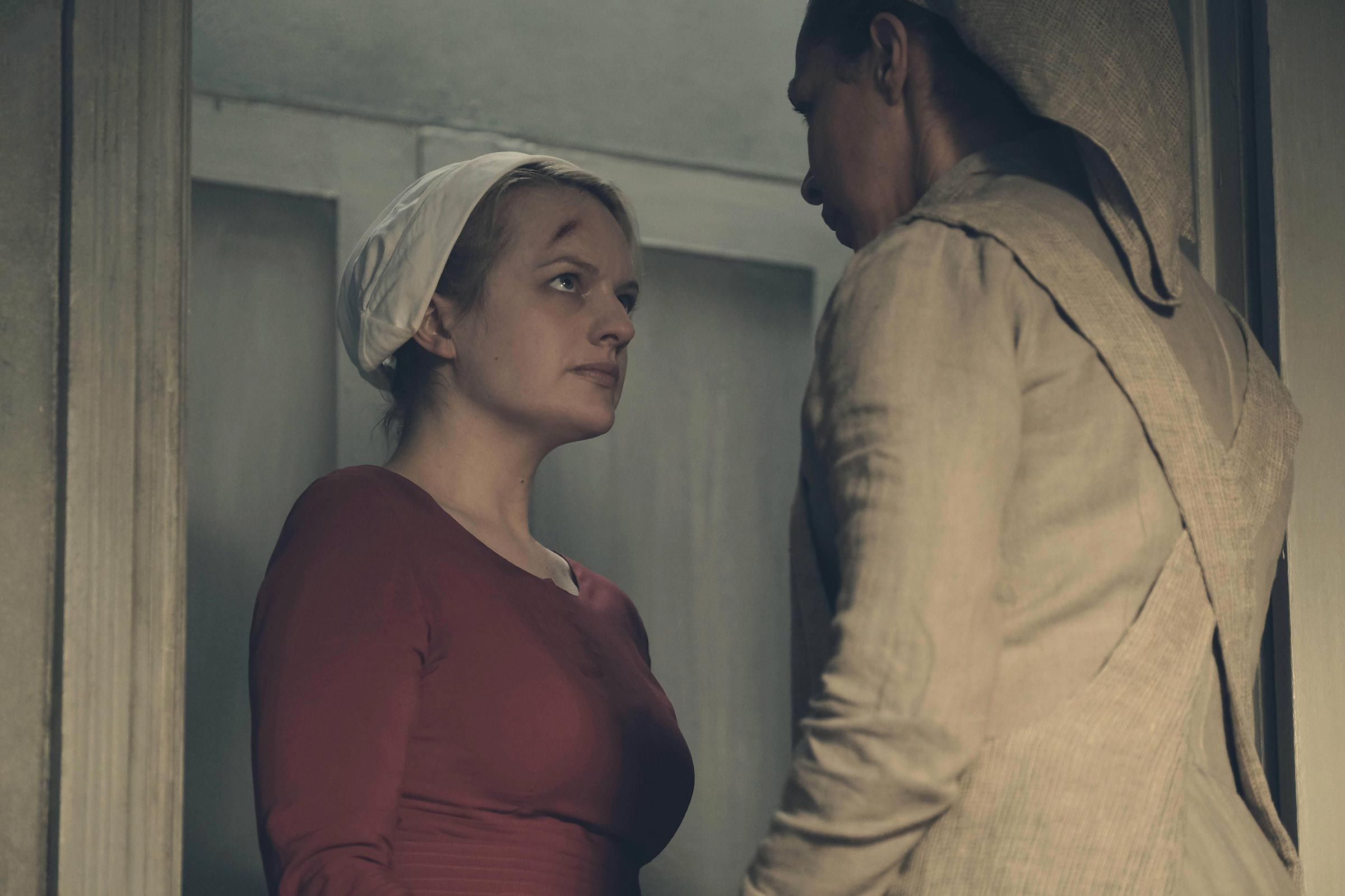Ou Voir La Servante écarlate The Handmaid’s Tale : la servante écarlate : Photo Elisabeth Moss - 105