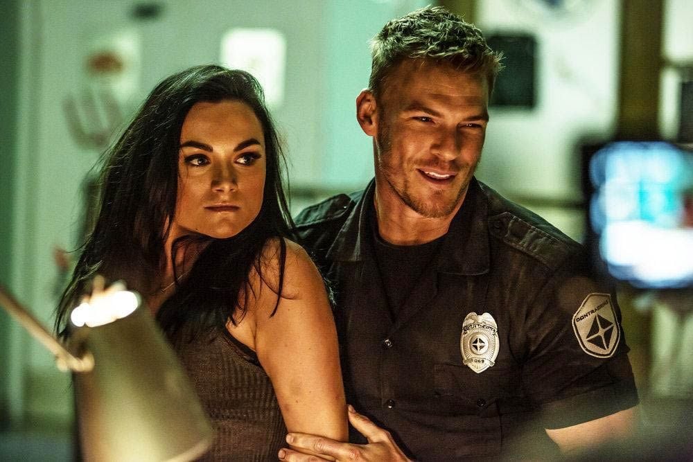 Alan Ritchson Films Et Programmes Tv Blood Drive : Photo Alan Ritchson, Christina Ochoa - 41 sur 60 - AlloCiné