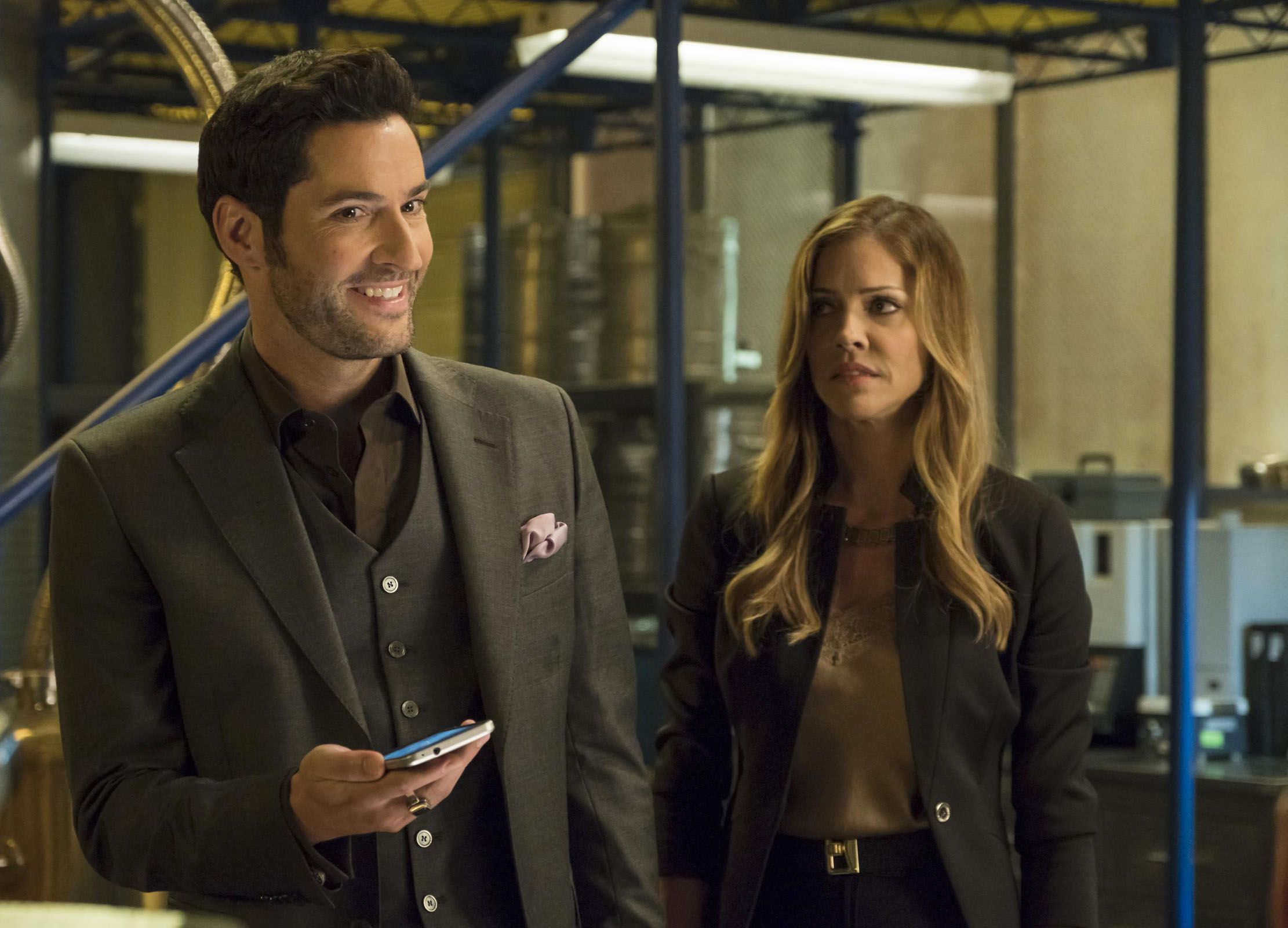 Lucifer : Photo Tom Ellis, Tricia Helfer - 147 sur 398 - AlloCiné