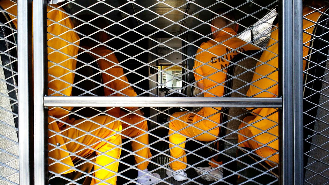 Poster Derrière les barreaux Saison 3 Affiche 38 sur 47 AlloCiné