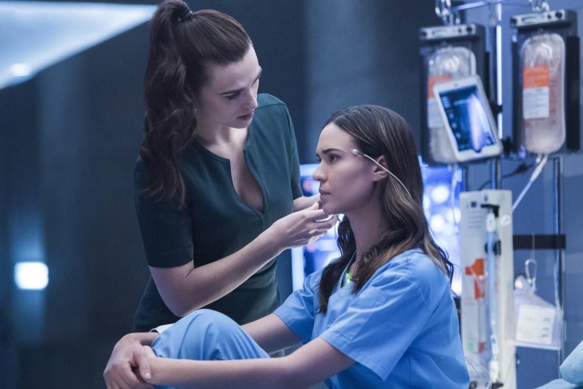 supergirl-supergirl-photo-katie-mcgrath-odette-annable-336-sur