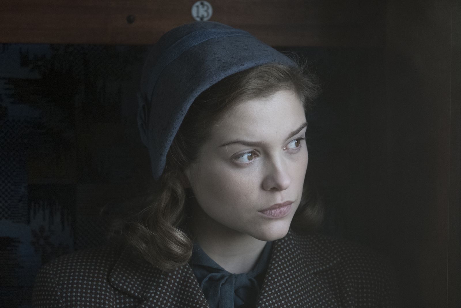 Juste A Cote De Moi Sophie Carquain Photo de Sophie Cookson - Red Joan : Photo Sophie Cookson, Tom Hughes