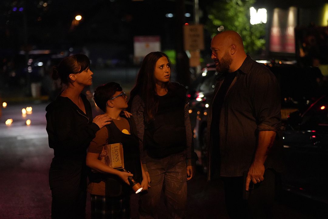Guns Up : Photo Christina Ricci, Kevin James