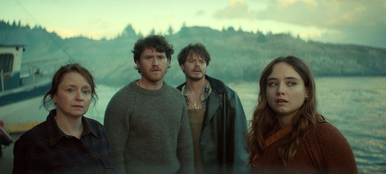 Below : Photo Willow Kean, Rohan Campbell, Charlie Heaton, Ruby Stokes